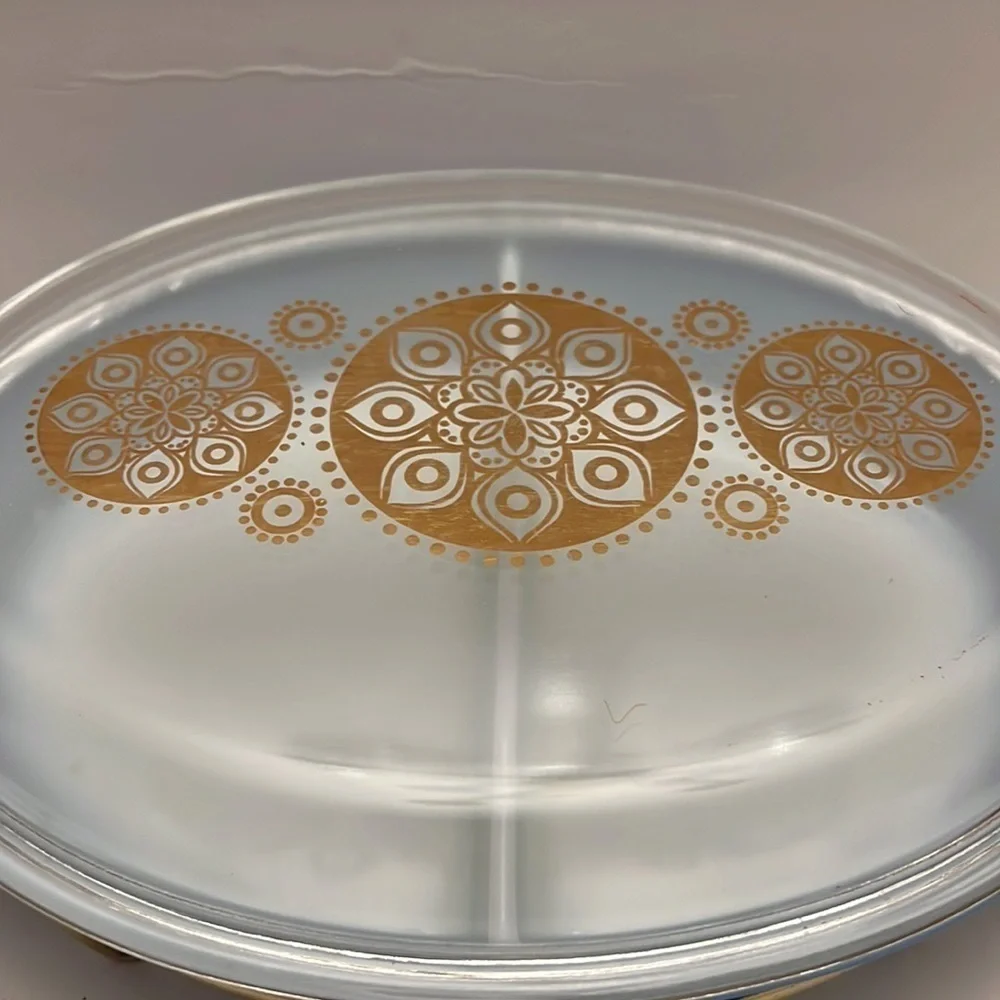 Pyrex Blue Oval Divided 1 1/2 Quart Casserole Dish Gold Medallion Lid Holder
